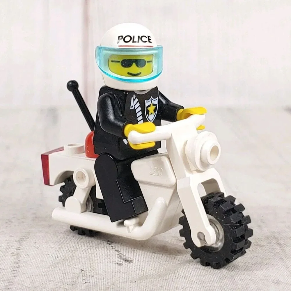 LEGO Classic Town / City POLICE White MOTORCYCLE - 1990s Clear Wheels x81c02